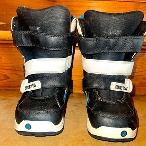 Burton snow boarding boots kids size 3. Well cared for and hardly used.